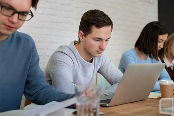 ¿Es el aprendizaje digital en línea efectivo como la educación convencional y prácticamente reemplaza la enseñanza real por completo?